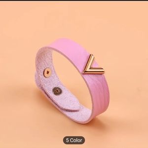 🩷🩷NEW🩷🩷SO CUTE!! BARBIE PINK V Cuff Bracelet